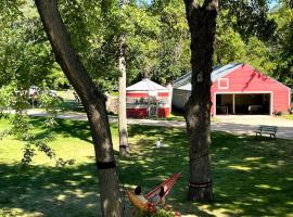 Fergus Falls Glamping Destination for Memorable Lakeside Family Vacations in Minnesota, ξενοδοχείο σε Fergus Falls