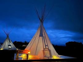 Rustic Elegance: Tipi Glamping by Wind River Mountains in Fort Washakie, luxusní stan v destinaci Milford