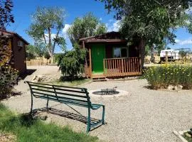 Cozy Cabin in Escalante, Utah - Amazing Glamping Spot for Exploring Canyons and National Parks