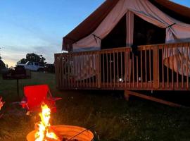 Fantastic Secluded Tented Cabin with Fire Pit in Logan, Ohio, tented camp en Logan