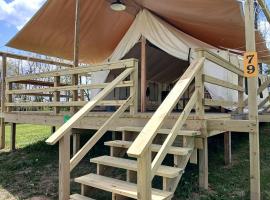 Cozy Tented Cabin with Fire Pit and Barbecue in Logan, Ohio, tented camp en Logan
