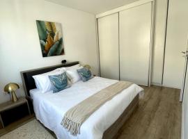 Modern Bright Loft with Parking near Coresi Mall, hotel en Brasov