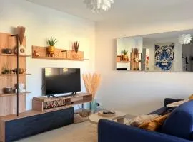 Résidence privée avec balcon, piscine et place de parking