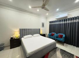 Cozy & Peaceful Rooms Near Lyallpur Galleria, hotel in Faisalabad