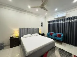 Cozy & Peaceful Rooms Near Lyallpur Galleria