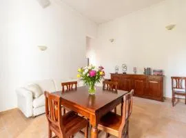 Piramide Maison-Rustic Elegance in Rome