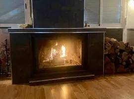 Casa abuhardillada con piscina y chimenea