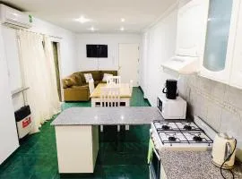 Amplio departamento en pleno centro con cochera privada