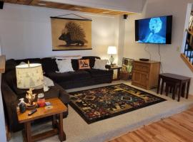 Spacious, modern, home by the lake, ξενοδοχείο σε Northville