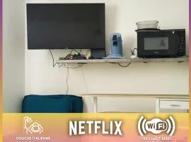 Studio Cosy Climatisation, Wi-Fi, terrasse, parking, proche de la mer, havre de paix pour les couples