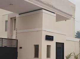 Sobrado 2 amplo e confortável em condomínio, hotel in Corumbá