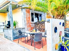 Tiny House MADORA - sea view - amazing garden - quiet location - Bodegas & hiking trails nearby, hotel a La Asomada