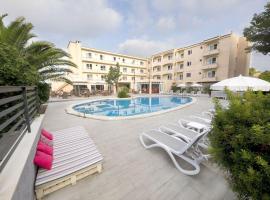 Hotel LLITERAS، فندق في كالا راتخادا
