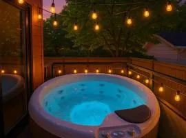 9BDRM Chic Luxury Retreat-Hot Tub-BBQ-Sleeps 23!