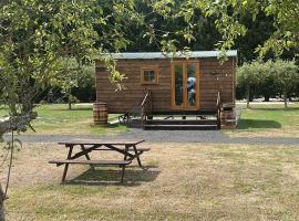 Stratford Bespoke Shepherd Hut, hotel in Snitterfield