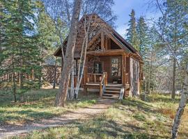 4 bedroom Cabin In Black Hills with Hot tub and Heated Pool, hotel em Lead
