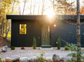 Cozy Luxury Cabin w Hot Tub, Fire Pit, King Bed, place to stay in Newry