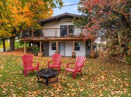 Rustic Waterfront Cottage - Fishing, Sunrise and Firepit, ξενοδοχείο σε Deseronto