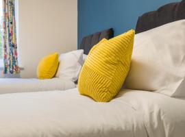 Casa Lana -Spacious 4-Bed Near Gatwick Free Parking & Wi-Fi, hotel i Horley