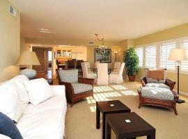 Modern Three-Bedroom Coastal Apartment with Contemporary Design, hotel u gradu 'Longboat Key'
