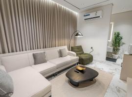 Modern bedroom and living room near King Fahd Causeway, hotel en Ath Thuqbah