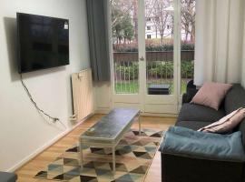 Chambre Privée Cosy- Dans Appartement Moderne en Colocation- Tram A -P2-4, hotel in Lormont