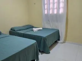 Piscina, 4 suítes e conforto ao lado da praia