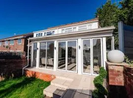 3 Bed House With Free Parking, Garden & Fast Wifi