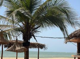 La Tour Rouge, hotel in Mbour