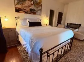 Peaceful Guest Suite with Microwave & Fridge