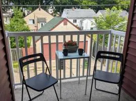 Dual-Suite Getaway - Sleeps 12 - Whyte Ave - NFLX