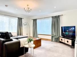 Golf View Spacious Bungalow 2 Bathrooms, Free Parking WiFi, bungalow in Elgin