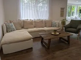 10 min walk to beach & cafés with a quiet, private fully fenced garden