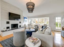 Stunning Westhampton Beach Home with Private Pool, ξενοδοχείο σε Westhampton Beach