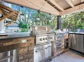 Gulf Breeze Retreat-Backyard Oasis Close to beach