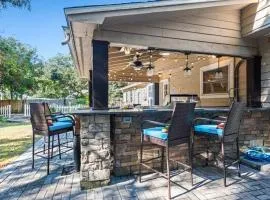 Gulf Breeze Retreat-Backyard Oasis Close to beach