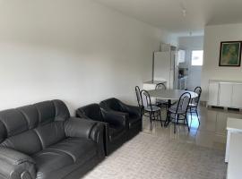 Casa nova para alugar no bairro zona norte, hotel in Capão da Canoa