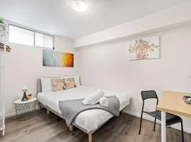 Relaxed Private Double Room in Carramar - Close to Station - Shared Bathroom