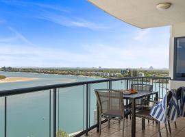 Seaside Solace at Caloundra Seaview 3BD Apartment, hotel v destinaci Caloundra