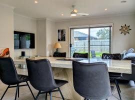 Comfy & spacious home near Bellarine Rail Trail, hotel in Curlewis