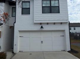 Bright, charming, modern townhouse in Winder, hotel v destinaci Winder