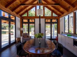 Taramea Arrowtown by Sotheby's Luxury Rental Homes, hotel in Queenstown