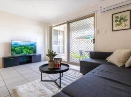 Bright & Cozy 2BR Duplex near Logan Central Comforts