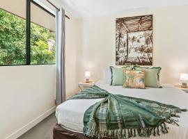 Palm Cove Studio Pools Spa Bar, hotel in Palm Beach