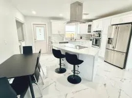 Luxurious 3 bedrooms 2 bath Ultimate Beach Life! 5 min walk to beach!