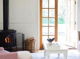 Pear Tree Cottage: Apollo Bay şehrinde bir otel