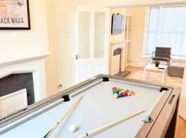 4 bedrooms 8 beds Wi-FI smart tv games room, hotel in Hull