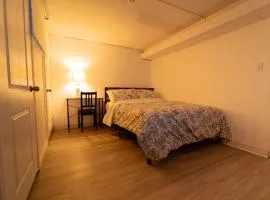 Bright & Spacious 2 Bedroom Apartment Free Wi-Fi, Free Parking, Near Nature Trails