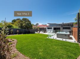 Kennington Beach Getaway with Spa, hotel v destinaci Rosebud