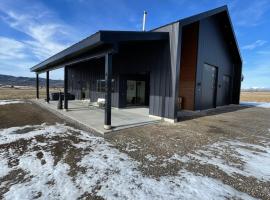 Star Valley Barndominium Unit A, Hotel in Thayne